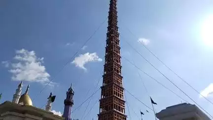 सिसवन: सिसवन प्रखंड के भीखपुर गांव में 84 फीट ऊंचा ताजिया बनाया गया