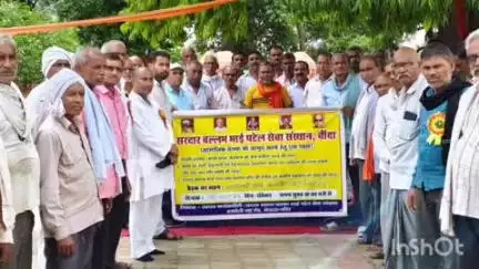 पैलानी: ग्राम पंचायत तारा के बजरंगी डेरा के बजरंगबली मंदिर में स्वजातीय लोगों की एक महत्वपूर्ण बैठक संपन्न हुई