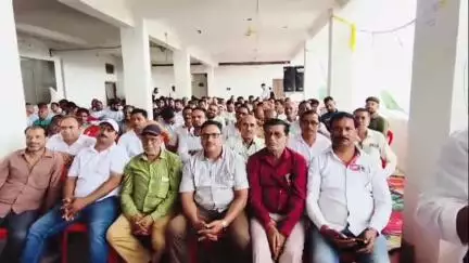 इटावा: किसान नौजवान मंच के राष्ट्रीय अध्यक्ष ने मिशन चंबल घाटी के बैनर तले तोमर व्हाइट हाउस में संगठन विस्तार कार्यक्रम किया