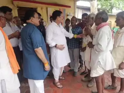 सारंगपुर: सारंगपुर में राज्यमंत्री ने धोती कुर्ता पहनकर जनता दरबार में सुनी समस्याएं, उम्मीदों पर खरा उतरने का दिया आश्वासन