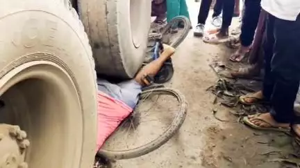 ভাঙড় ২: ভাঙড়ে মহরমের দিন মর্মান্তিক সড়ক দুর্ঘটনা, মালবাহী লরির চাকায় পিষ্ট হয়ে মৃত্যু সাইকেল আরোহীর