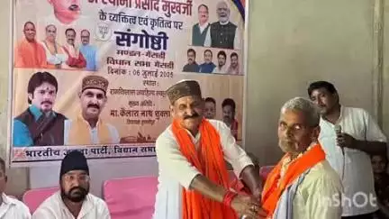 तुलसीपुर: गैसड़ी मंडल में विधायक तुलसीपुर कैलाश नाथ शुक्ला ने डॉ. श्यामा प्रसाद मुखर्जी के जन्मदिन पर गोष्ठी को संबोधित किया