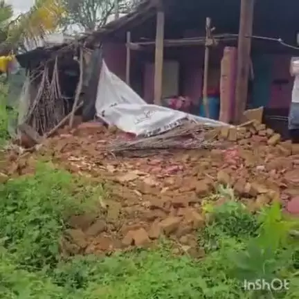 ಹಾನಗಲ್: ಅಕ್ಕಿಆಲೂರ ಗ್ರಾಮದಲ್ಲಿ ಮಳೆಗೆ ಕುಸಿದು ಬಿದ್ದ ಮನೆಯ ಗೋಡೆ