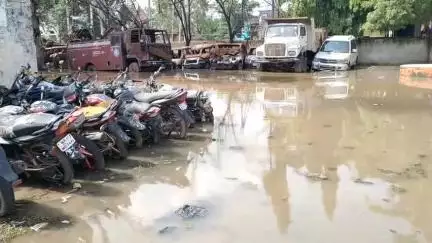 मऊगंज: मऊगंज पुलिस थाना परिसर पानी से लबालब, जब्त किए गए सैकड़ों वाहन डूबे