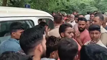 बरेली: रहापुरा अंडरपास के पास पेड़ से लटका मिला बुजुर्ग का शव, हत्या और आत्महत्या की गुत्थी में उलझी पुलिस, जांच में जुटी