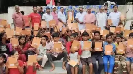 गया टाउन सीडी ब्लॉक: गया के माडनपुर स्लम एरिया में भाजपा किसान मोर्चा ने जनसंघ के संस्थापक डॉ. श्यामा प्रसाद मुखर्जी की जयंती मनाई