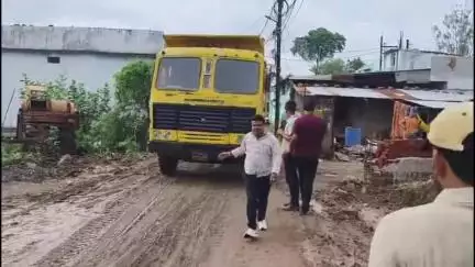 सागर नगर: साईं वाटिका कॉलोनी में रहवासियों द्वारा चक्का जाम करने के बाद निगम ने एप्रोच रोड के गड्ढों में डलवाई गिट्टी