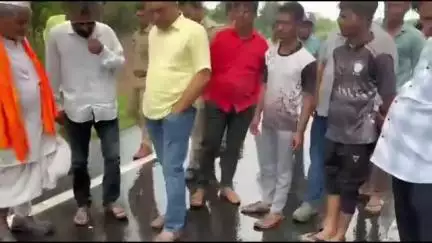 रावेर: आमोदा येथे पुलाखाली लक्झरी बस कोसळून महिला ठार,घटनास्थळाची रावेर आमदारांनी केली पाहणी