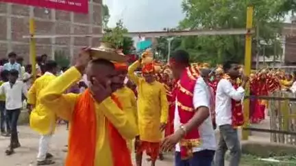 शेखपुरा: बाजितपुर गांव में तीन दिवसीय अखंड रामधुनि यज्ञ के लिए भव्य कलश शोभायात्रा निकाली गई, 111 कन्याएं शामिल हुईं