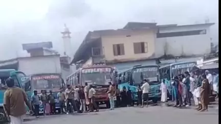 മണ്ണാർക്കാട്: മണ്ണാർക്കാട് ബസ് സ്റ്റാൻഡിൽ ബസ് ജീവനക്കാർ തമ്മിൽ സമയത്തെ ചൊല്ലി സംഘർഷം, ബസുകൾ കസ്റ്റഡിയിലെടുത്തു