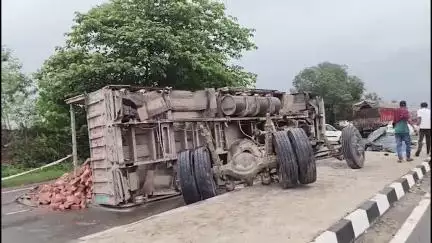 स्वारघाट में वेयरहाउस में पलटा ईंटों से लदा ट्रक, बड़ा हादसा टल गया