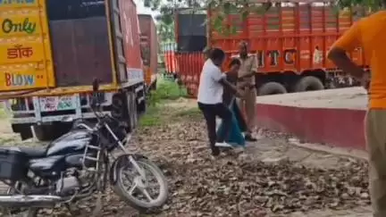 कसिया: तरयासुजान थाने पर पति की शिकायत लेकर पहुँची महिला ने खुद पर किया हमला, पुलिसकर्मियों ने किया काबू