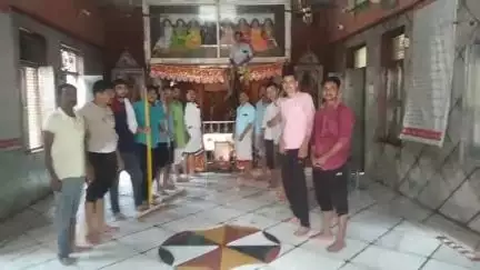 पोरसा: पोरसा शहर के समाजसेवियों ने प्राचीन मंदिरों की स्वच्छता का जिम्मा उठाया, श्रीनागाजी मंदिर सहित अन्य मंदिरों की सफाई की