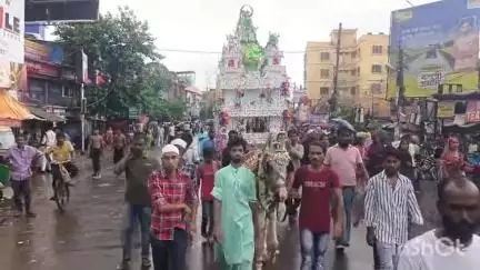 বারাসাত ১: মহরম উপলক্ষে ধর্মীয় রীতি মেনে লাঠি ও তরোয়াল খেলা বারাসাতে