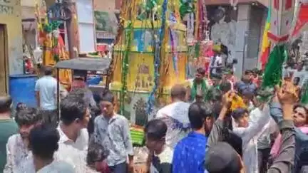 फिरोज़ाबाद: फ़िरोज़ाबाद शहर में पुलिस की कड़ी सुरक्षा के बीच मुस्लिम समाज के लोगों ने हुसैन को याद कर ताजिया जुलूस निकाला