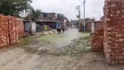 हसनपुर: गंगेश्वरी ब्लॉक क्षेत्र के गांव पौरारा का मुख्य मार्ग तालाब में तब्दील, ग्रामीणों ने किया प्रदर्शन #jansamasya