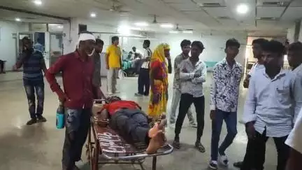 झालरापाटन: ग्रोथ सेंटर में पत्थर फेंकने की बात पर दो भाइयों ने पिता-पुत्र के साथ की मारपीट, जिला अस्पताल में कराया उपचार