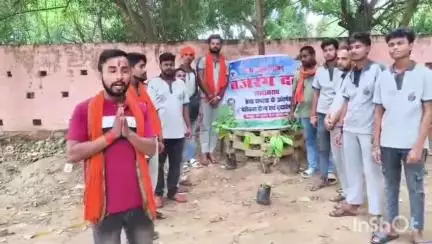 लखीसराय: सेवा सप्ताह के तहत विश्व हिंदू परिषद बजरंग दल ने नया बाजार स्थित महावीर घाट व पथलाघाट में किया वृक्षारोपण