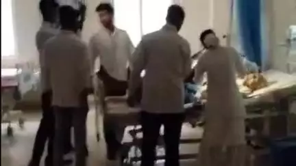 मधुबनी: सदर अस्पताल में मोबाइल टॉर्च से मरीज़ का इलाज, वीडियो हुआ वायरल