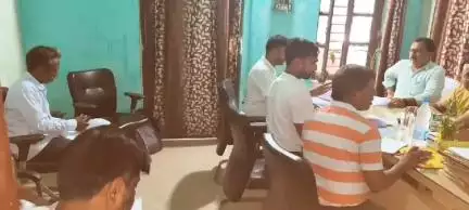 लखीसराय: बड़हिया प्रखंड कार्यालय में एसडीएम ने मतदाता सूची पुनरीक्षण कार्य की समीक्षा की