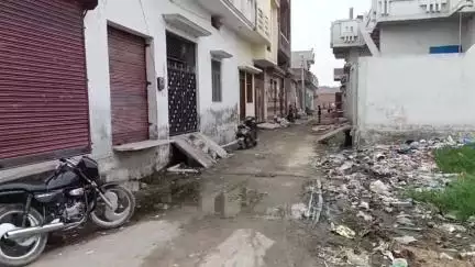 कैराना: कैराना के वार्ड नं-10 के मोहल्ला छड़ियान में जलभराव से लोग परेशान, बाल्टियों से निकाला जाता है गंदा पानी #jansamasya