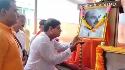 ইসলামপুর: ১২৪ টি মোমবাতি জ্বালিয়ে শ্যামাপ্রসাদ মুখার্জীর জন্মজয়ন্তী উদযাপন করলো বিজেপি