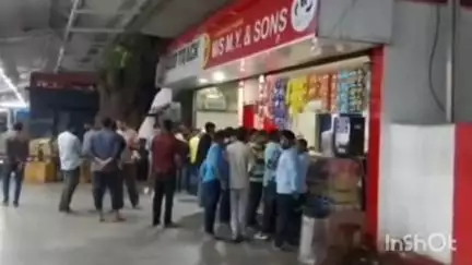चंद्रपूर: बल्लारपूर रेल्वे स्टेशन वरील फूड प्लाझा बर झाली 15 लाखाची चोरी  कर्मचारीस निघाला चोर एका आरोपीला अटक दुसरा फरार