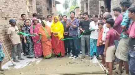 নওদা: নওদার দুটি এলাকায় ঢালাই রাস্তা নির্মাণ কাজের উদ্বোধন করেন ব্লক তৃণমূল সভাপতি, খুশি এলাকাবাসী