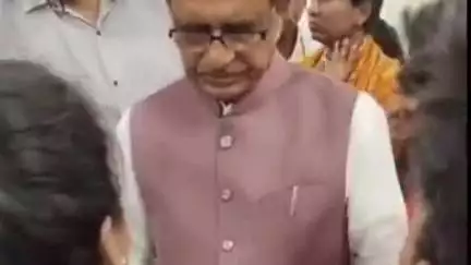 गोहरगंज: मंडीदीप में वरुण बेवरेज कंपनी के 76 कर्मचारियों का धरना चौथे दिन भी जारी, केंद्रीय मंत्री शिवराज सिंह से मिले