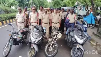శ్రీకాకుళం: జిల్లా ఎస్పీ ఆదేశాల మేరకు ఒకటవ పట్టణ పోలీస్ స్టేషన్ పరిధిలో కార్డెన్ సెర్చ్ నిర్వహించిన ఎస్సై హరికృష్ణ