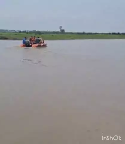 कासगंज: मढ़ावली गांव का 55 वर्षीय किसान गंगा में डूबकर हुआ लापता, गोताखोर कर रहे हैं तलाश
