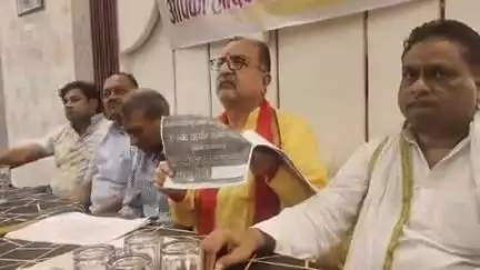 फिरोज़ाबाद: वैष्णो देवी धाम मंदिर में ट्रस्टी संतोष अग्रवाल पर लगा ठगी का आरोप, भक्तों से सोना-चांदी नकद मांगने का मामला गरमाया