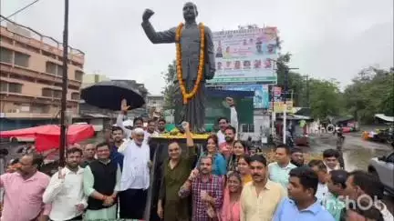 होशंगाबाद नगर: सातरास्ते में डॉ. श्यामा प्रसाद मुखर्जी की जयंती पर संसद ने उनकी प्रतिमा पर किया माल्यार्पण