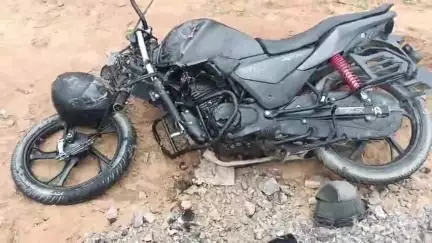 दांतारामगढ़: मंढ़ा स्टैंड के पास पिकअप की टक्कर से खाटूश्यामजी दर्शन करने जा रहे बाइक सवार की हुई मौत, पत्नी और बच्चा हुआ घायल