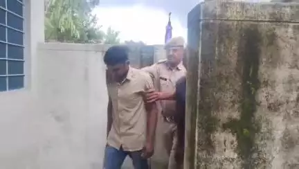 गिर्वा: बरवाड़ा में दुकान का शटर तोड़कर लाखों के कपड़े चोरी का पुलिस ने छह घंटे में किया खुलासा, 2 आरोपी गिरफ्तार