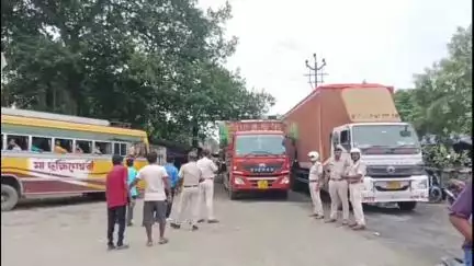 নবদ্বীপ: নবদ্বীপ থেকে বন্ধ কলকাতাগামী সমস্ত ভারী যানবাহন চলাচল, গৌরাঙ্গ সেতু রোডে যানজট