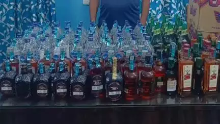 চাকদা: মনোসপোতার ষষ্টিতলায় টোটো থেকে 212 বোতল মদ বাজেয়াপ্ত করল পুলিশ, গ্রেপ্তার 1