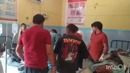 अलीगंज: ग्योरिया तिराहे पर पिकअप की टक्कर से एक ही परिवार के 3 बच्चों सहित 5 लोग हुए घायल, एक बच्ची की हुई मौत