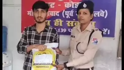 कोडरमा: ऑपरेशन अमानत के तहत कोडरमा आरपीएफ ने यात्री का छूटा हुआ बैग लौटाया