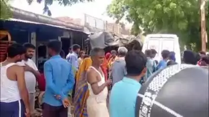 अघौरा में अनियंत्रित एम्बुलेंस ने हाईवे किनारे गुमटी में टक्कर मारी, झोपड़ी में घुसने से चालक घायल