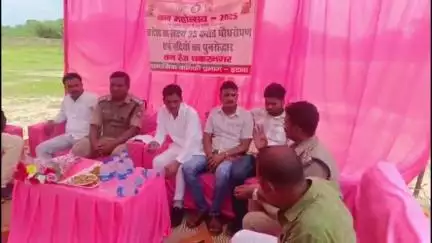चकरनगर: चाँदई स्टेडियम में जनप्रतिनिधियों ने वनकर्मियों के साथ लगाए पौधे, जनजागरूकता कार्यक्रम संपन्न किया गया