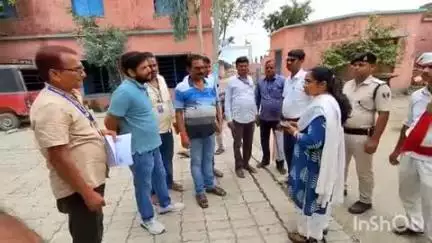 मढ़ौरा: मिर्जापुर: एसडीओ व बीडीओ ने मतदाता सूची पुनरीक्षण कार्य का किया निरीक्षण