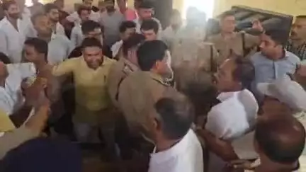 हरिद्वार: ज्वालापुर सैनी आश्रम में आयोजित सम्मेलन में दो पक्षों के बीच हुआ विवाद, कोतवाली प्रभारी और एसएसआई ने कराया मामला शांत