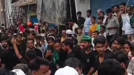 नवाबगंज: जैदपुर में ऊंट, घोड़े और डंका अलम के साथ नौहा ख्वानी कर हुसैन की सदाओं को बुलंद किया गया, सुरक्षा में पुलिस बल रहा मौजूद