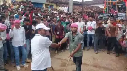 मुहर्रम के मौके पर तरवाड़ीह में ताजिया के जुलूस में लाठी खेलते !
