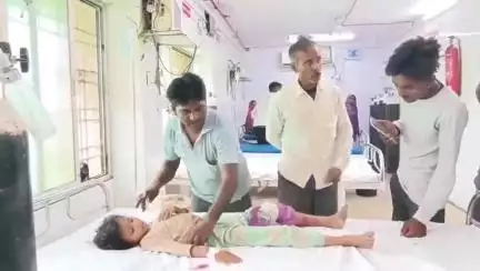 महोबा: डिगरिया गांव में जहरीले सर्प के डसने से बच्ची की हालत बिगड़ी, डॉक्टर ने मेडिकल कॉलेज झांसी किया रिफर