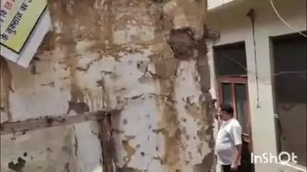 रामपुर: ठा. सत्यनारायण मंदिर ट्रस्ट के सदस्यों ने परिसर के असुरक्षित हिस्से का किया निरीक्षण