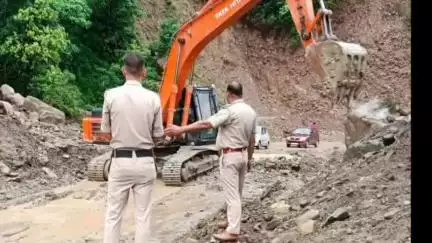 धर्मपुर: NH-03 चलाल पर भूस्खलन के कारण तीन घंटे बाधित रहा यातायात, SHO धर्मपुर ने कराया बहाल