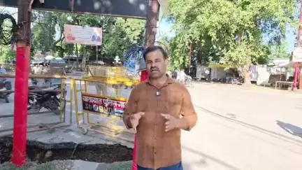 गाज़ीपुर: गाजीपुर विकास भवन चौराहे पर खंबे के पास घासी सड़क बड़ा हादसा को दे रहा दावत गंभीर अधिकारी मौन #jansamasya