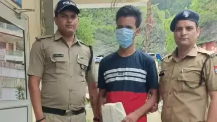 टिहरी: देवप्रयाग पुलिस ने चेकिंग के दौरान हरियाणा से लाई जा रही तीन पेटी अवैध अंग्रेजी शराब के साथ एक अभियुक्त को किया गिरफ्तार